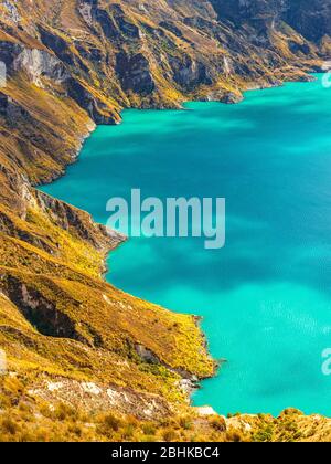 Vertikale Luftlandschaft in der Nähe des türkisfarbenen Wassers im Quilotoa Krater Lake, südlich von Quito, Ecuador. Stockfoto