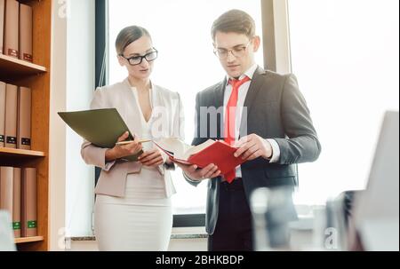Mittelöstliche und mitteleuropäische Juristen in ihrer Anwaltskanzlei lesen Stockfoto