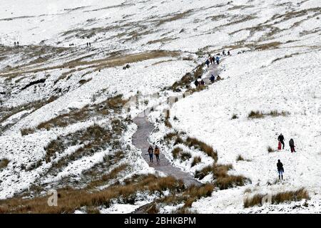 Brecon Beacons, Pfad zu Pen-y-Fan, Wales, 13/01/17, Wanderer machen das Beste aus den eisigen Bedingungen ©PRWPhotography Stockfoto