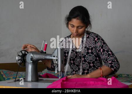 Frau, die als Schneiderin an Nähmaschine arbeitet Stockfoto