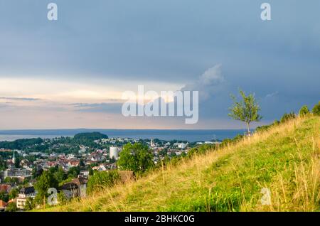 Schöner Blick auf das Stadtbild von St. Gallen in der Dämmerung im Sommer von drei Weieren, St. Gallen, Schweiz. Auch weit entfernt ist der Bodensee zu sehen. Stockfoto