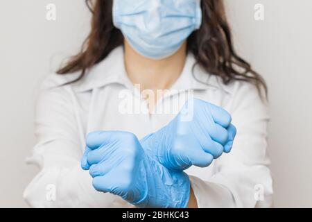 Stoppen Sie SARS-CoV, SARSCoV, Virus 2020, chinesisches Virus COVID-19. Frauen Hände in blauen medizinischen Handschuhen zeigen EIN STOPPSCHILD für Krankheit. Arzt trägt Schutz Stockfoto