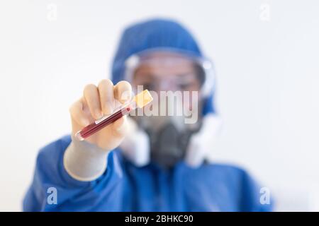 Blutprobe durch NHS-Mitarbeiter mit blauer voller PSA während der COVid19-Pandemiekrise Stockfoto