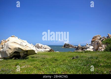 Schöne Aussicht auf den Strand von Mui Ne in Vietnam. Stockfoto