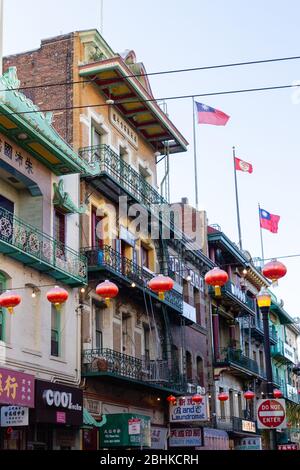 San Francisco, USA - Mai 2018: Gebäude mit chinesischen Laternen und Flaggen im berühmten Chinatown-Viertel in San Francisco, Kalifornien Stockfoto