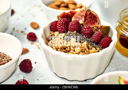 Haferbrei Haferbrei mit Himbeere und apfel in einer Schüssel Stockfoto