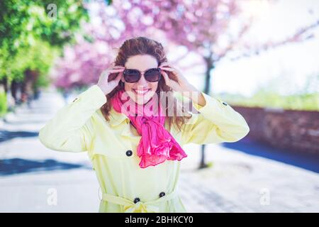 Glücklich junge natürliche Rotschopf stilvolle Frau im Park toothy Lächeln Stockfoto