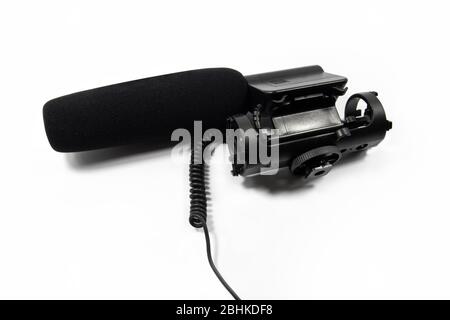 Professionelles Shotgun-Mikrofon isoliert Stockfoto
