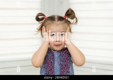 Überrascht oder schockiert Gesicht von 4 Jahre alt hübsche kaukasische Kind Mädchen. Schock - Gesichtsausdruck. Stockfoto