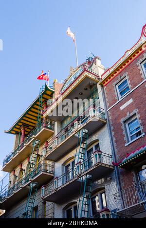 San Francisco, USA - Mai 2018: Gebäude mit chinesischen Laternen und Flaggen im berühmten Chinatown-Viertel in San Francisco, Kalifornien Stockfoto