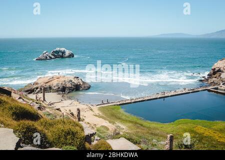 Panoramablick vom Sutro Baths Upper Trail auf dem Pazifik. Touristenattraktionen in San Francisco, Reiseziele in der Bay Area, kalifornische Wahrzeichen Stockfoto