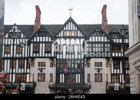 Traditionelles Kaufhaus Tudor Revival Architecture Liberty London Libertys Regent Street, Soho, London W1B 5AH von Edwin Stanley Hall Thomas Hall Stockfoto