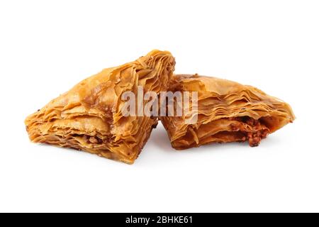 Stücke von Baklava Nahaufnahme isoliert auf einem weißen Hintergrund Stockfoto