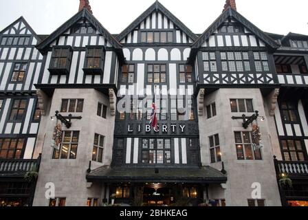 Traditionelles Kaufhaus Tudor Revival Architecture Liberty London Libertys Regent Street, Soho, London W1B 5AH von Edwin Stanley Hall Thomas Hall Stockfoto