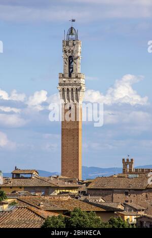 Blick auf den Torre del Mangia von der Festung Medicea, Siena - Italien Stockfoto