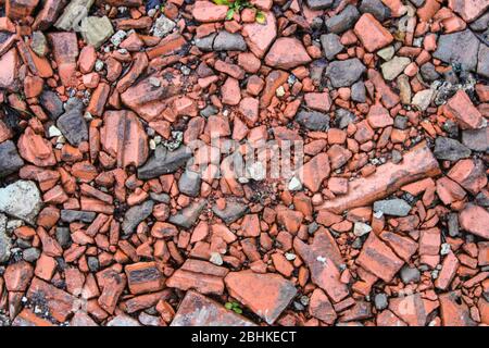 Gebrochene Ziegelsteinstraße Oberfläche als Hintergrund Nahaufnahme Stockfoto