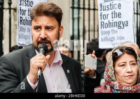 Khan, Labour-Abgeordneter von Manchester Gorton, Rohingya Conflict, nimmt an einer Notfallkundgebung gegenüber Downing Street, Westminster, London, Großbritannien, Teil Stockfoto