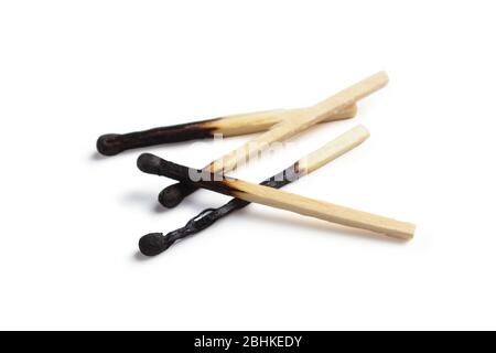 Verbrannte Streichhölzer auf weißem Hintergrund isoliert Stockfoto