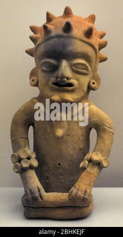 Männliche Figur zeigt einen Würdenträger, reich mit Schmuck. Keramik. Bahia Kultur (500 v. Chr.-500 n. Chr.). Ecuador. Südamerika. Museum of the Americas. Madrid, Spanien. Stockfoto