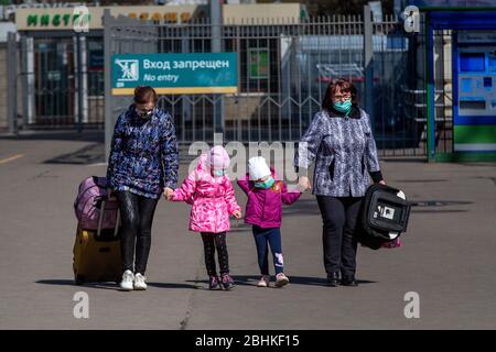 Moskau, Russland. April 2020. Frauen mit Kindern tragen Gesichtsmasken in der Nähe des Leningradski Bahnhofs während einer von den Moskauer Behörden auferlegten häuslichen Isolationsordnung für Bürger jeden Alters, um die Ausbreitung der COVID-19 Coronavirus-Infektion in Russland einzudämmen Stockfoto