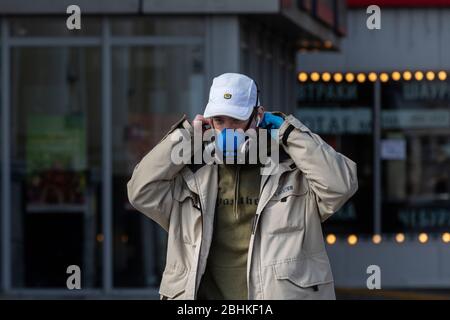 Moskau, Russland. April 2020. Ein junger Mann trägt eine Atemschutzmaske in der Nähe des Leningradsky Bahnhof während einer häuslichen Isolation Befehl von den Moskauer Behörden auf Bürger aller Altersgruppen auferlegt, um die Ausbreitung der COVID-19 Coronavirus-Infektion in Russland zu halten Stockfoto