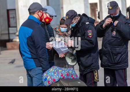 Moskau, Russland. April 2020. Polizeicheck Dokumente und digitale Passcodes der kirgisischen Bürger in der Nähe des Eingangs zum Leningradsky Bahnhof in der Mitte von Moskau während der nove;l Coronavirus COVID-19 Epidemie in Russland Stockfoto