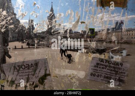 Moskau, Russland. April 2020. Blick auf Komsomolskaya Platz und Bahnhof Gebäude im Zentrum von Moskau durch schmutziges Glas mit Anzeigen mit Stellenangeboten Stockfoto