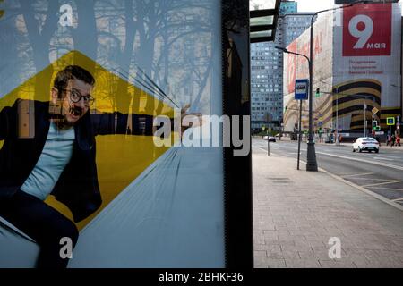 Moskau, Russland. April 2020. Blick auf die Straßen Vozdvizhenka und Novy Arbat im Zentrum von Moskau während der Einschränkungen der Bewegung von Menschen in der Stadt aufgrund der COVID-19 Roman Coronavirus Epidemie in Russland. Das Werbebanner zeigt Schauspieler und Showman Michail Galustyan, der im Fernsehen für ein neues Projekt wirbt Stockfoto