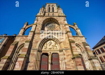Neugotische Kirche der Muttergottes von der Himmelfahrt am Place d'Armes in Phalsbourg, Departement Mosel, Frankreich Stockfoto