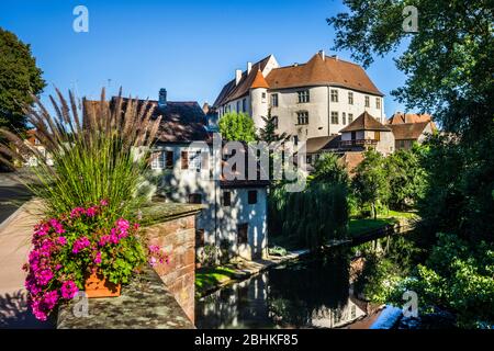 Das Schloss mit Blick auf die Saar in Fénétrange, Departement Mosel, Frankreich Stockfoto