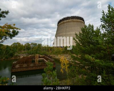 Unvollendeter Kühlturm in der Tschernobyl-Zone am Nachmittag, Herbstsaison, aufgegeben Bau des Kernkraftwerks Tschernobyl, Ukraine Stockfoto