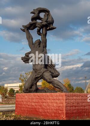 Tschernobyl/Ukraine - 11/10/2019. Osteuropa, Ukraine, Pripjat, Tschernobyl. Eine Skulptur des Prometheus mit dem Titel Zähmung des Feuers von einem unbekannten Künstler. Stockfoto