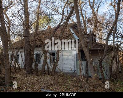 Altes Holzhaus in Kranse, kleines Dorf in der verlassenen Tschernobyl Zone, Ukraine Stockfoto