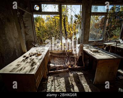 Klassenraum in der verlassenen Schule in Pripyat. Tschernobyl-Ausschlusszone. Ukraine Stockfoto