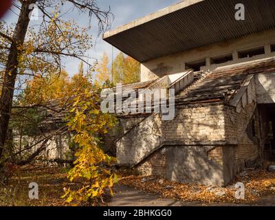 Verlassene Tribüne des Sportstadions Avangard, aufgenommen von der Natur in der Geisterstadt Pripjat in der Tschernobyl-Ausschlusszone. Ukraine Stockfoto