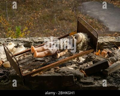 Eine Puppe in einem verlassenen Kindergartengebäude nach der Explosion des Reaktors in Tschernobyl. Pripjat Ukraine Stockfoto