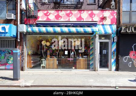 Bonbon - A Swedish Candy Co., 130 Allen St, New York, NYC Schaufensterfoto eines schwedischen Süßwarenladens im Viertel Lower East Side in Manhattan. Stockfoto