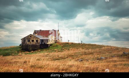Lonely Barn Sitting on a Hill bei stürmischem Wetter, Post-PROCESSED in HDR Stockfoto