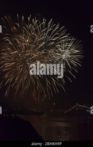 Sewastopol, Krim, Russland - 28. Juli 2019: Feuerwerk am Tag der Marine in der Sewastopoler Bucht, Krim Stockfoto