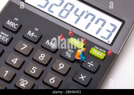 Konzeptuelles Bild eines Miniaturfigur Arbeiter neben Tasten markiert Steuer Stockfoto