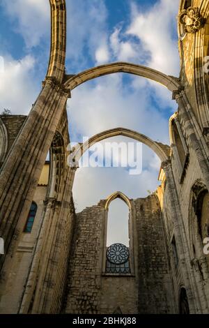 Ruine der Igreja Carmo Kirche in Lissabon, Portugal Stockfoto