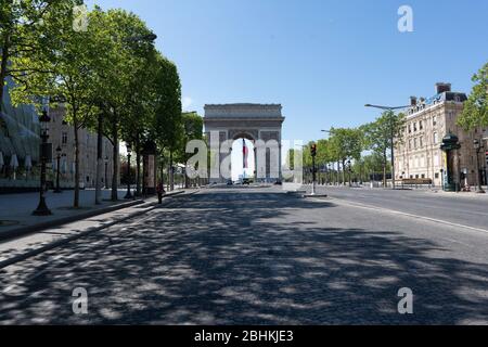 Paris, FR. April 2020. (INT) Covid-19:leeres Paris. 26. April 2020, Paris, Frankreich: Einige touristische Hotspots in Paris wie Cafe Les Deux Magots, Arc de Triomphe et Champs-Elysees, Champs-Elysees, Jardin du Luxembours, Pont Alexandre III, La Sorbonne, Marche aux puces, Montmartre Straße weiterhin sehr leer während dieser Covid-19 Pandemie an diesem Sonntag. Kredit: Eric Bromme/Thenews2 Kredit: Eric Bromme/TheNEWS2/ZUMA Wire/Alamy Live News Stockfoto