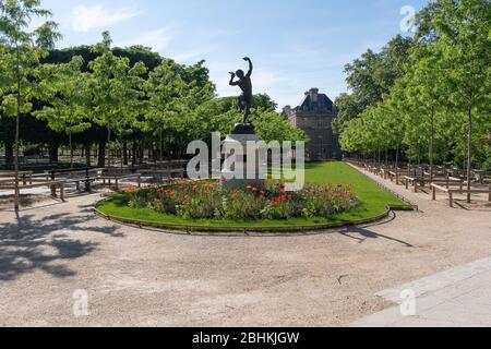 Paris, FR. April 2020. (INT) Covid-19:leeres Paris. 26. April 2020, Paris, Frankreich: Einige touristische Hotspots in Paris wie Cafe Les Deux Magots, Arc de Triomphe et Champs-Elysees, Champs-Elysees, Jardin du Luxembours, Pont Alexandre III, La Sorbonne, Marche aux puces, Montmartre Straße weiterhin sehr leer während dieser Covid-19 Pandemie an diesem Sonntag. Kredit: Eric Bromme/Thenews2 Kredit: Eric Bromme/TheNEWS2/ZUMA Wire/Alamy Live News Stockfoto