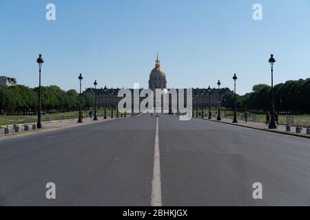 Paris, FR. April 2020. (INT) Covid-19:leeres Paris. 26. April 2020, Paris, Frankreich: Einige touristische Hotspots in Paris wie Cafe Les Deux Magots, Arc de Triomphe et Champs-Elysees, Champs-Elysees, Jardin du Luxembours, Pont Alexandre III, La Sorbonne, Marche aux puces, Montmartre Straße weiterhin sehr leer während dieser Covid-19 Pandemie an diesem Sonntag. Kredit: Eric Bromme/Thenews2 Kredit: Eric Bromme/TheNEWS2/ZUMA Wire/Alamy Live News Stockfoto