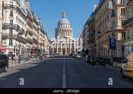 Paris, FR. April 2020. (INT) Covid-19:leeres Paris. 26. April 2020, Paris, Frankreich: Einige touristische Hotspots in Paris wie Cafe Les Deux Magots, Arc de Triomphe et Champs-Elysees, Champs-Elysees, Jardin du Luxembours, Pont Alexandre III, La Sorbonne, Marche aux puces, Montmartre Straße weiterhin sehr leer während dieser Covid-19 Pandemie an diesem Sonntag. Kredit: Eric Bromme/Thenews2 Kredit: Eric Bromme/TheNEWS2/ZUMA Wire/Alamy Live News Stockfoto