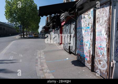 Paris, FR. April 2020. (INT) Covid-19:leeres Paris. 26. April 2020, Paris, Frankreich: Einige touristische Hotspots in Paris wie Cafe Les Deux Magots, Arc de Triomphe et Champs-Elysees, Champs-Elysees, Jardin du Luxembours, Pont Alexandre III, La Sorbonne, Marche aux puces, Montmartre Straße weiterhin sehr leer während dieser Covid-19 Pandemie an diesem Sonntag. Kredit: Eric Bromme/Thenews2 Kredit: Eric Bromme/TheNEWS2/ZUMA Wire/Alamy Live News Stockfoto