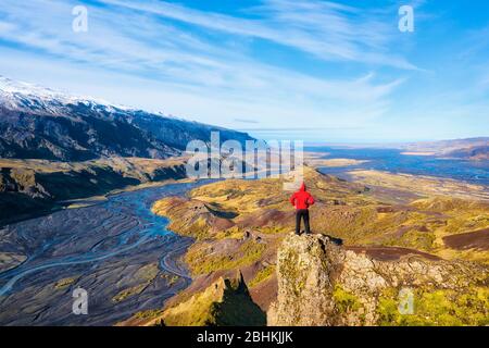 Wanderer mit Blick auf den Glacier River von Thorsmork in Südisland, nachbearbeitet in HDR Stockfoto