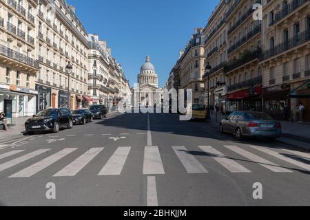 Paris, FR. April 2020. (INT) Covid-19:leeres Paris. 26. April 2020, Paris, Frankreich: Einige touristische Hotspots in Paris wie Cafe Les Deux Magots, Arc de Triomphe et Champs-Elysees, Champs-Elysees, Jardin du Luxembours, Pont Alexandre III, La Sorbonne, Marche aux puces, Montmartre Straße weiterhin sehr leer während dieser Covid-19 Pandemie an diesem Sonntag. Kredit: Eric Bromme/Thenews2 Kredit: Eric Bromme/TheNEWS2/ZUMA Wire/Alamy Live News Stockfoto