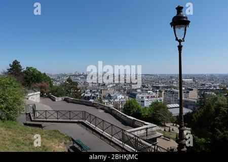 Paris, FR. April 2020. (INT) Covid-19:leeres Paris. 26. April 2020, Paris, Frankreich: Einige touristische Hotspots in Paris wie Cafe Les Deux Magots, Arc de Triomphe et Champs-Elysees, Champs-Elysees, Jardin du Luxembours, Pont Alexandre III, La Sorbonne, Marche aux puces, Montmartre Straße weiterhin sehr leer während dieser Covid-19 Pandemie an diesem Sonntag. Kredit: Eric Bromme/Thenews2 Kredit: Eric Bromme/TheNEWS2/ZUMA Wire/Alamy Live News Stockfoto