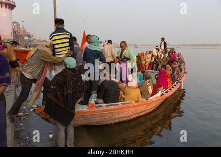 Ein überfülltes Boot ist bereit, im Fluss Ganges zu segeln Stockfoto